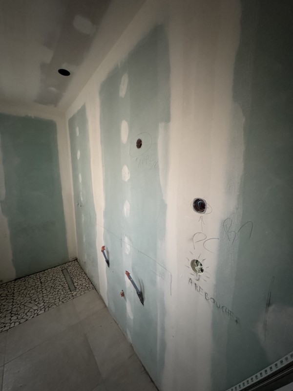 Mise en peinture d’une maison neuve à jonquieres-saint-vincent dans le Gard 