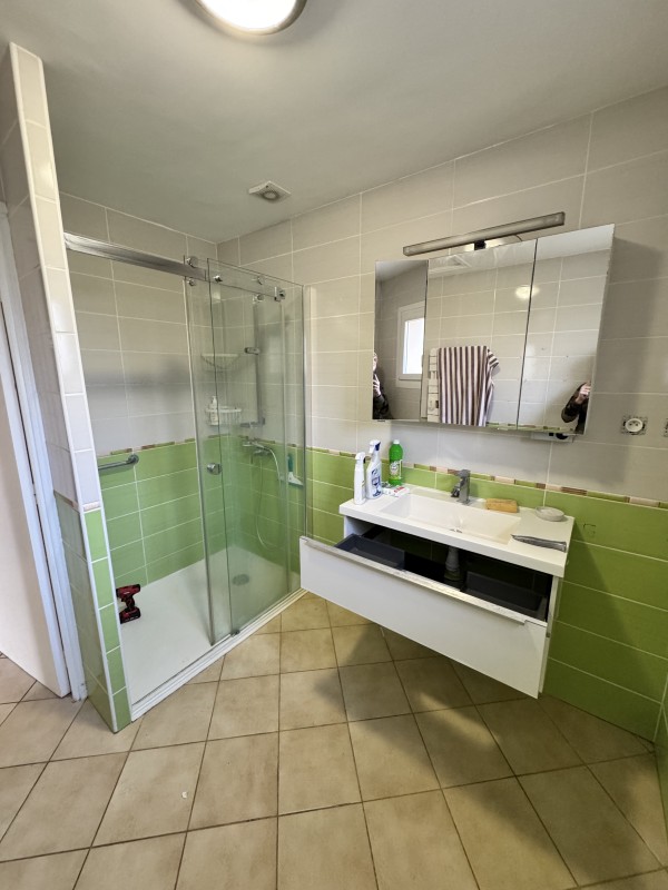 Rénovation de salle de bain à Nîmes (30) – Carrelage et douche moderne | DBRSOLMUR