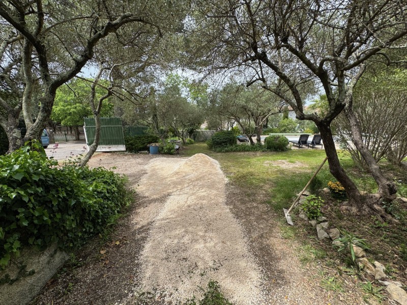 remise en état d’une allée de voiture et un jardin avec du gravier à Vergeze dans le Gard !