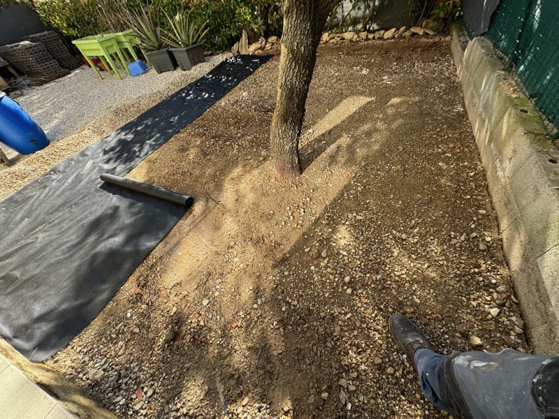 aménagement extérieur a Nîmes dans le Gard en gravier concassées 5/15 gris et blanc 