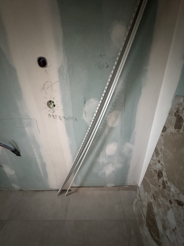 Mise en peinture d’une maison neuve à jonquieres-saint-vincent dans le Gard 