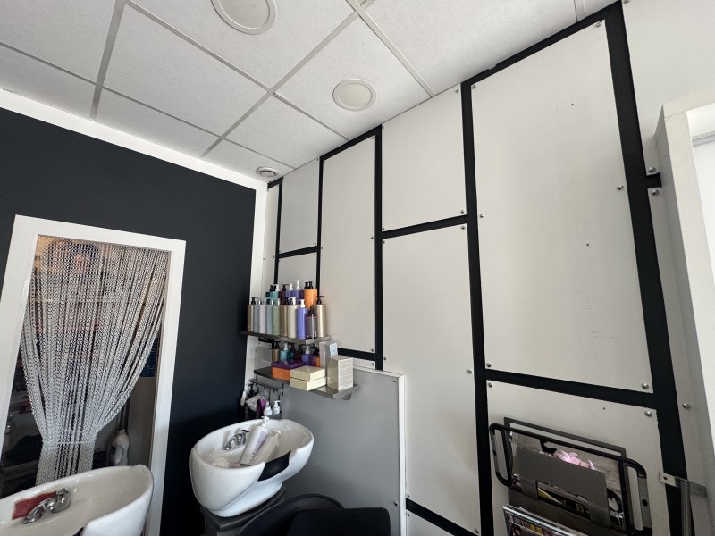 Renovation peintures intérieur extérieur d’un salon de coiffure a Manduel dans le Gard 