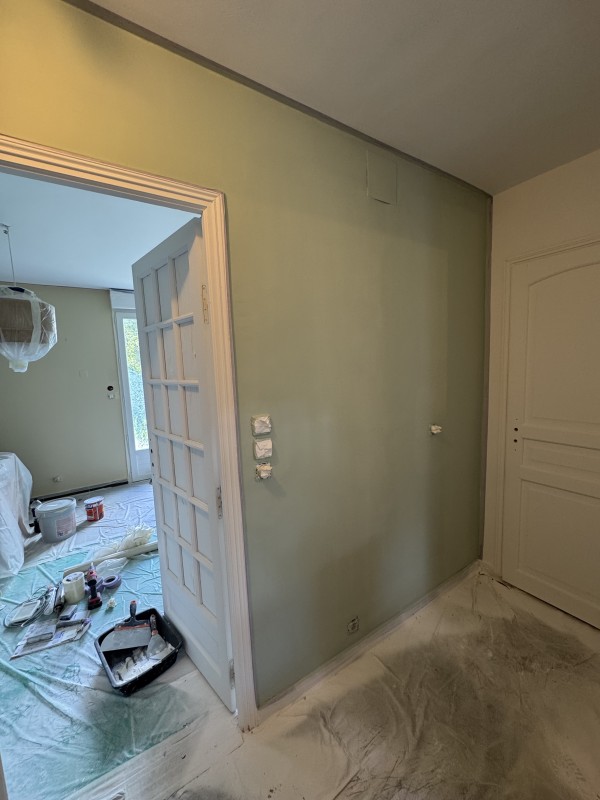 Artisan peintre pour rénovation intérieure avec pose d’enduits décoratifs et peinture murale mate satinée brillante a Nîmes dans le Gard