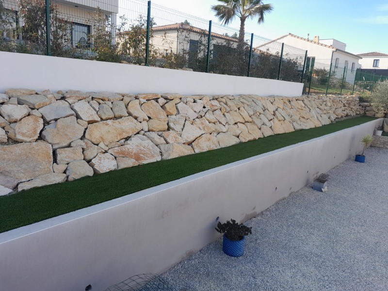  terrassement de terrain nu enrochement, gabions et gravier pour un extérieur durable et esthétique