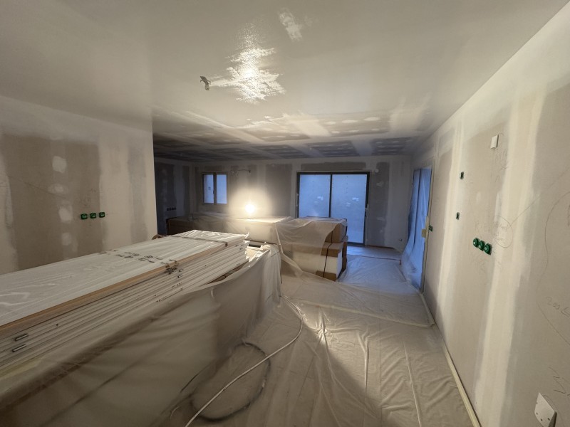 Mise en peinture d’une maison neuve à jonquieres-saint-vincent dans le Gard 