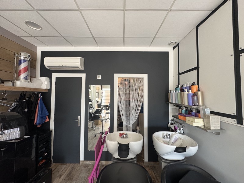Renovation peintures intérieur extérieur d’un salon de coiffure a Manduel dans le Gard 