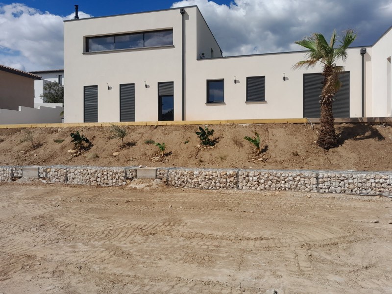  terrassement de terrain nu enrochement, gabions et gravier pour un extérieur durable et esthétique