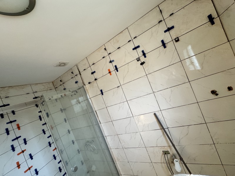 Rénovation de salle de bain à Nîmes (30) – Carrelage et douche moderne | DBRSOLMUR