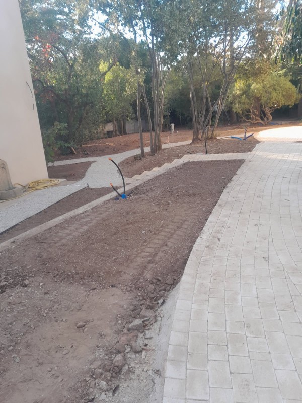 mise en forme d'un jardin avec de la terre végétale a Nîmes dans le Gard 